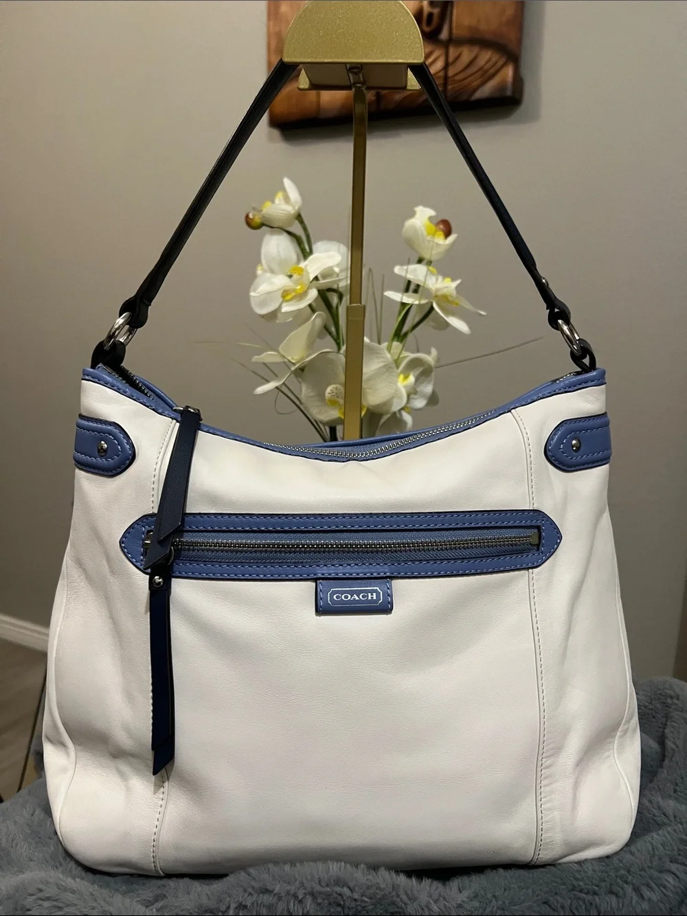 Coach Daisy Spectator White / Blue / Periwinkle Hobo Bag EUC retail $358